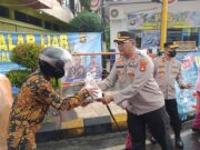 KAPOLRES DAN KETUA BHAYANGKARI LUBUK LINGGAU BAGI-BAGI TAKJIL RAMADHAN