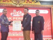 Di Hari yang sama Pj Gubernur Agus Fatoni Terima Dua Penghargaan sebagai Sahabat PWI dan Sahabat Guru