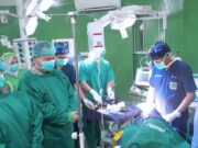 HUT Muara Enim ke-78, Pj. Bupati Tinjau Proses Operasi Bibir Sumbing dan Langit Sumbing Gratis di RSUD. H. M. Rabain