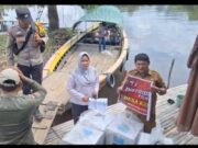 Demi Demokrasi: Petugas TNI-Polri Tantang Derasnya Pasang Sungai Belida