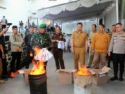 Transparansi, Pj. Bupati Bersama Forkopimda Musnahkan Kelebihan Surat Suara pada Pilkada Serentak