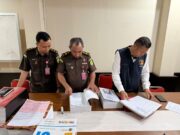 Penyidik Polda Gorontalo Serahkan Berkas Perkara Korupsi Pemeliharaan Jalan Nani Wartabone Ke Kejati Gorontalo