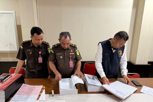 Penyidik Polda Gorontalo Serahkan Berkas Perkara Korupsi Pemeliharaan Jalan Nani Wartabone Ke Kejati Gorontalo