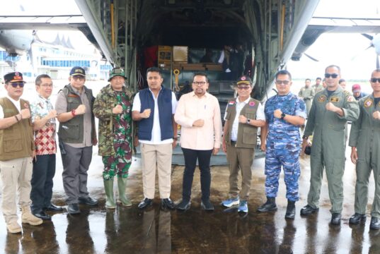 Pesawat Angkut TNI AU Membawa Bantuan Bagi Warga Korban Banjir Dan Longsor Tiba Di Padang