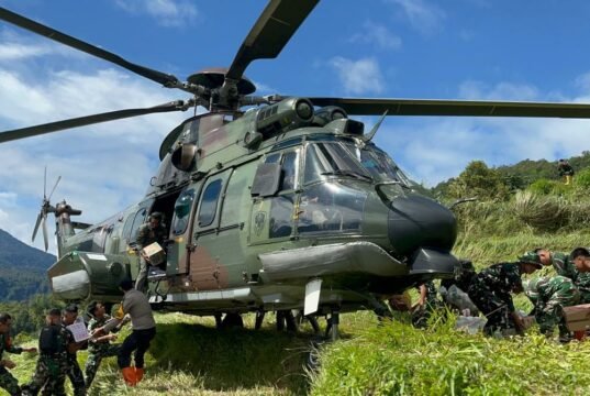 Aksi Heroik TNI AU, Heli Caracal HT-7206 Tembus Lereng Bukit Nagari Sungai Limau Distribusikan 2,3 Ton Bantuan Kemanusiaan